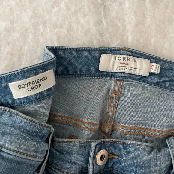 Torrid Womens Light Blue Mid Rise Faded Five Pocket Boyfriend Crop Jeans Size 20 - Picture 3 of 10